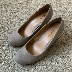 CL by Laundry grey taupe suede wedges size 8.5 women